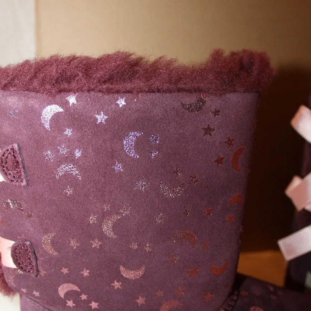 NIB UGG YOUTH 4 WOMEN'S 6 BAILEY BOW MOON AND STARS METALLIC CLASSIC SHORT BOOTS